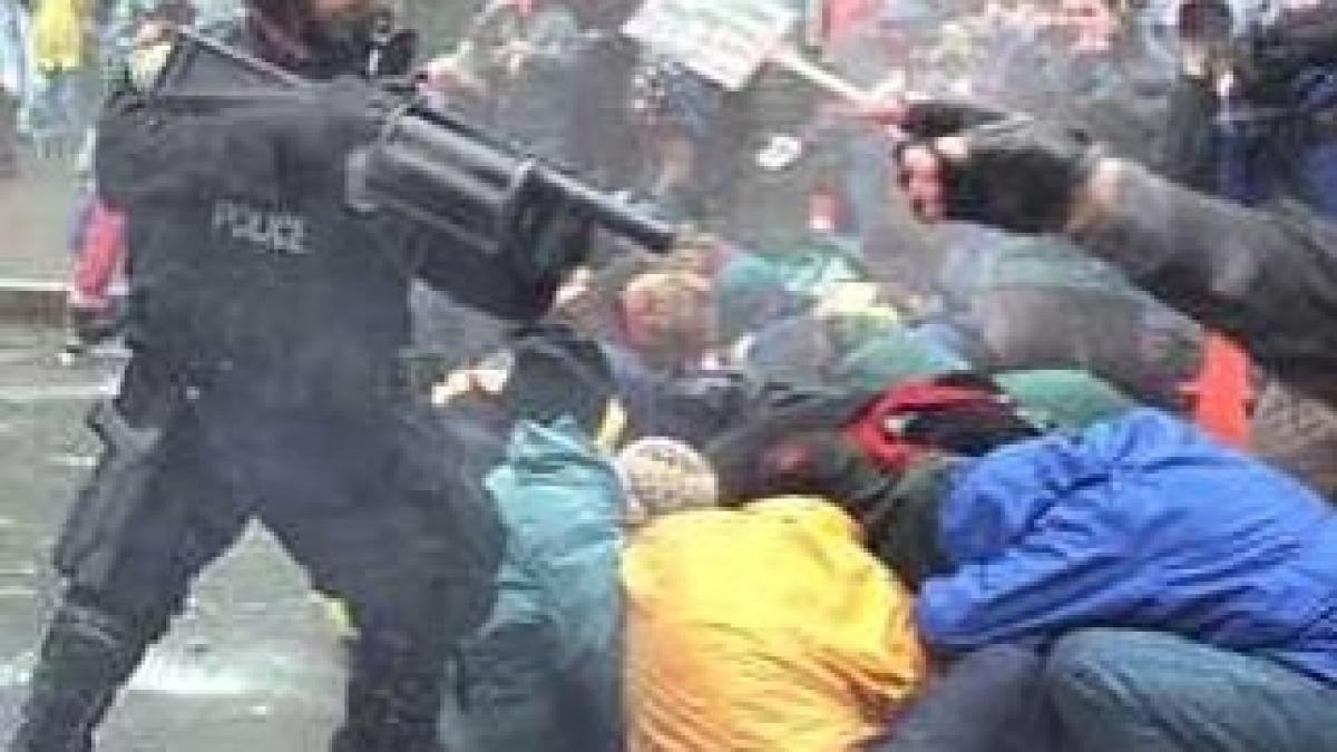 policeman_shooting_plastic_bullets_at_demonstrators_in_eattle