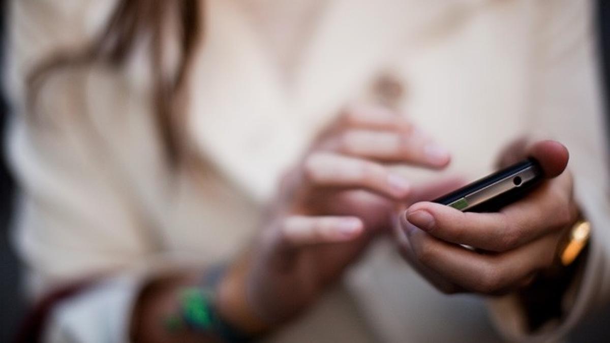 mobile_hand_hed_2013_0_35330700