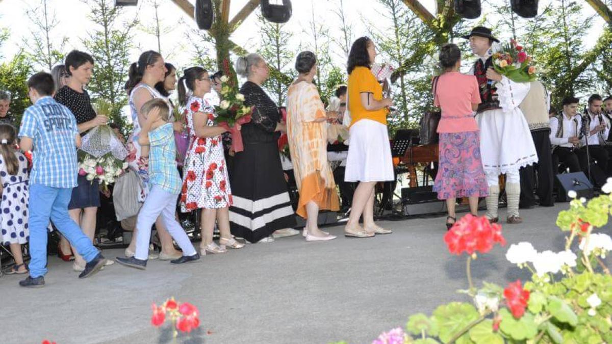 secta pomohaci tineri intr o campanie online pentru preotul dat afara