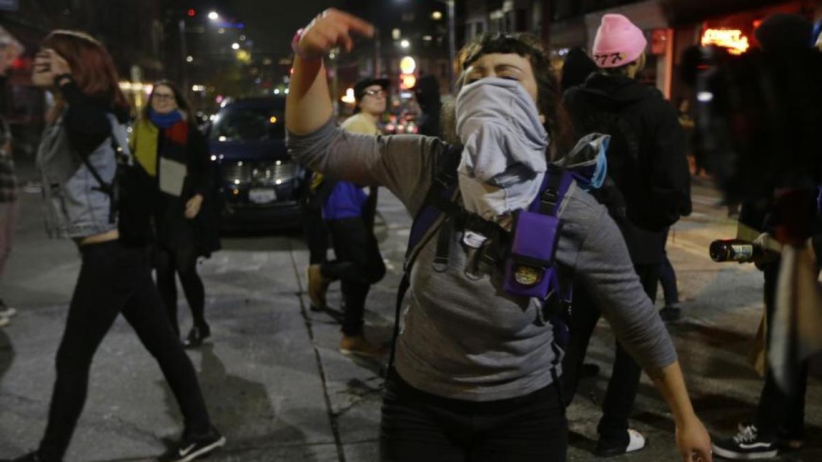 sua statuia lui columb vandalizata de extrema stanga video