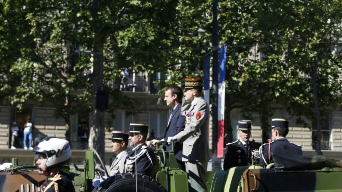 presedintele_emmanuel_macron_si___seful_statului_major__generalul_pierre_de_villiers_au_deschis_paarada___intr_o_masina_militara_descoperita_63051500
