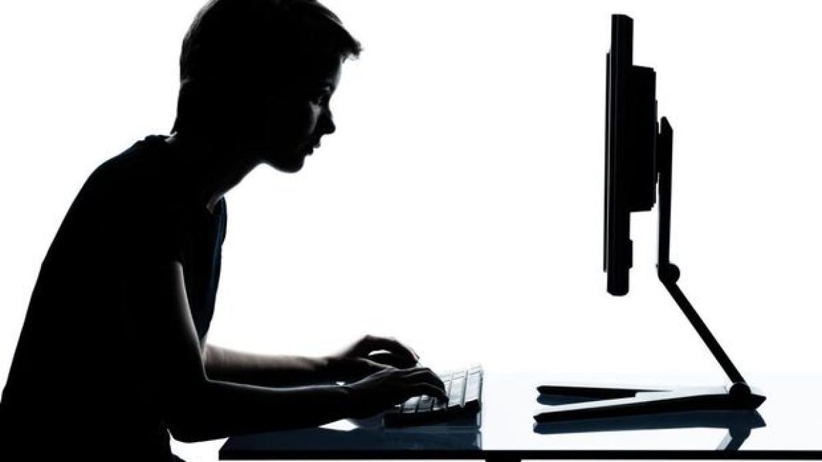 copil_calculator_internet_balena_albastra_52271800