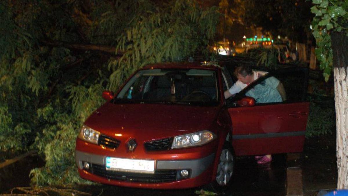 masina_parcare_furtuna_vijelie_dcnews_51085300