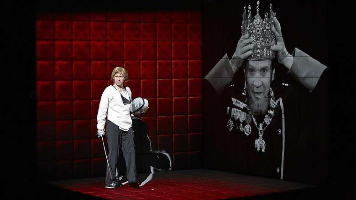 hamlet__collage_in_regia_lui_robert_lepage_03045100