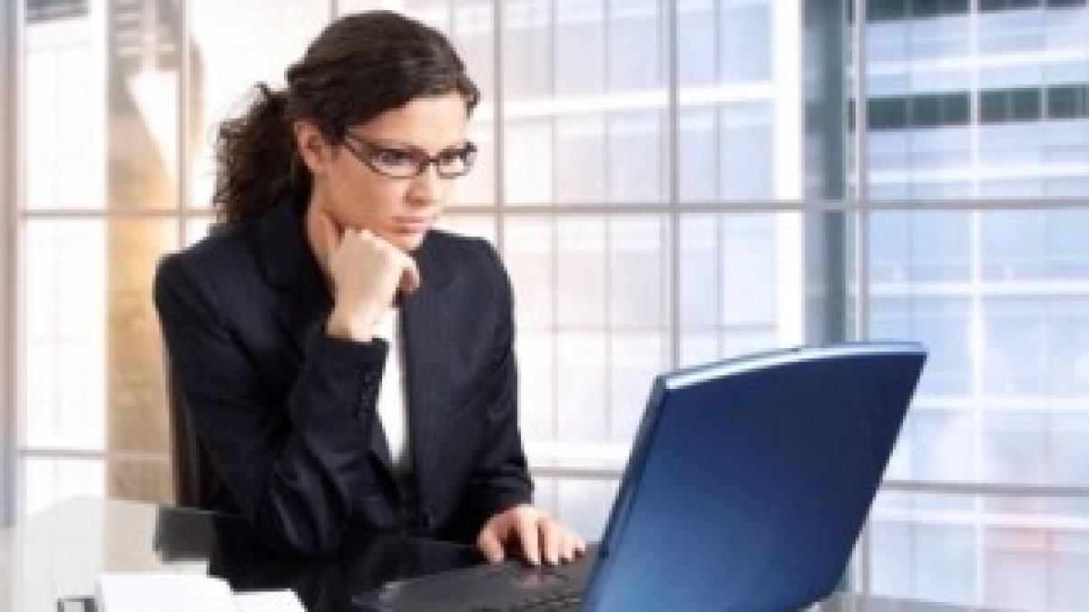 busy-business-woman-laptop