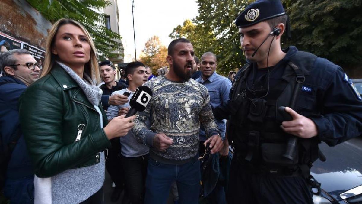 persoane_necunoscute_care_l_au_insotit_pe_presedintele_psd__liviu_dragnea__la_iesirea_din_sediul_inaltei_curti_de_casatie_si_justitie_iccj__au_fost_retinute_de_jandarmerie_59424000