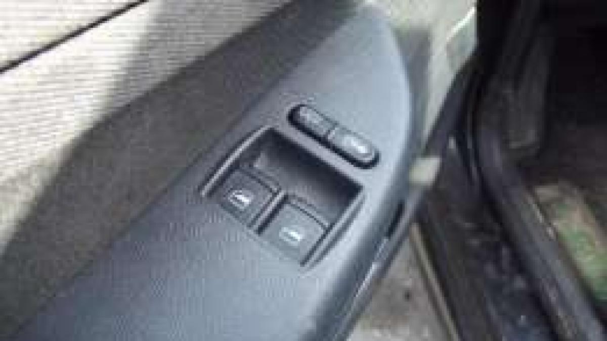 152085659_2_261x203_macara_geam_skoda_fabia_1_macara_electrica_fata_manuala_spate_butoane_fotografii_57577500