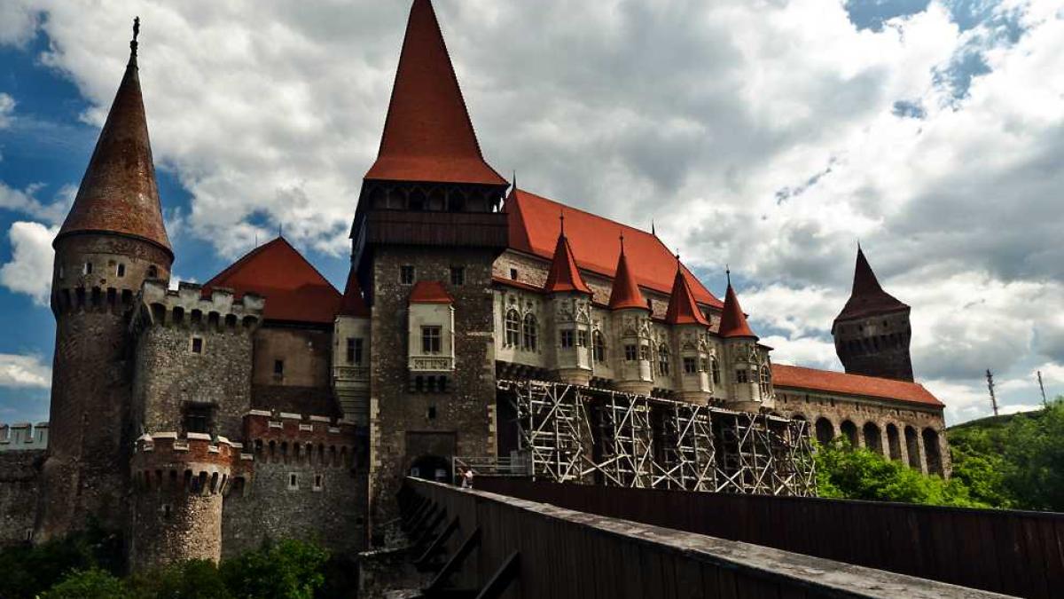 castelul_corvinestilor_wiki_84141900