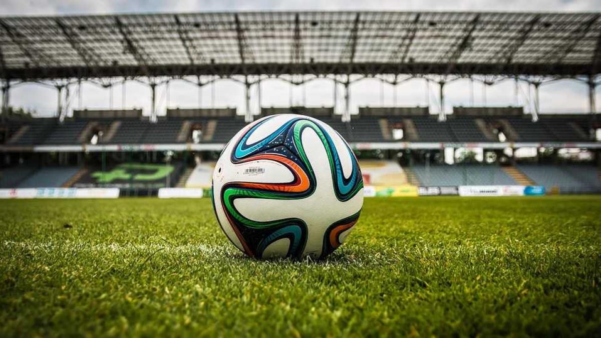 fotbal_teren_fotbalist_meci_minge_39017000