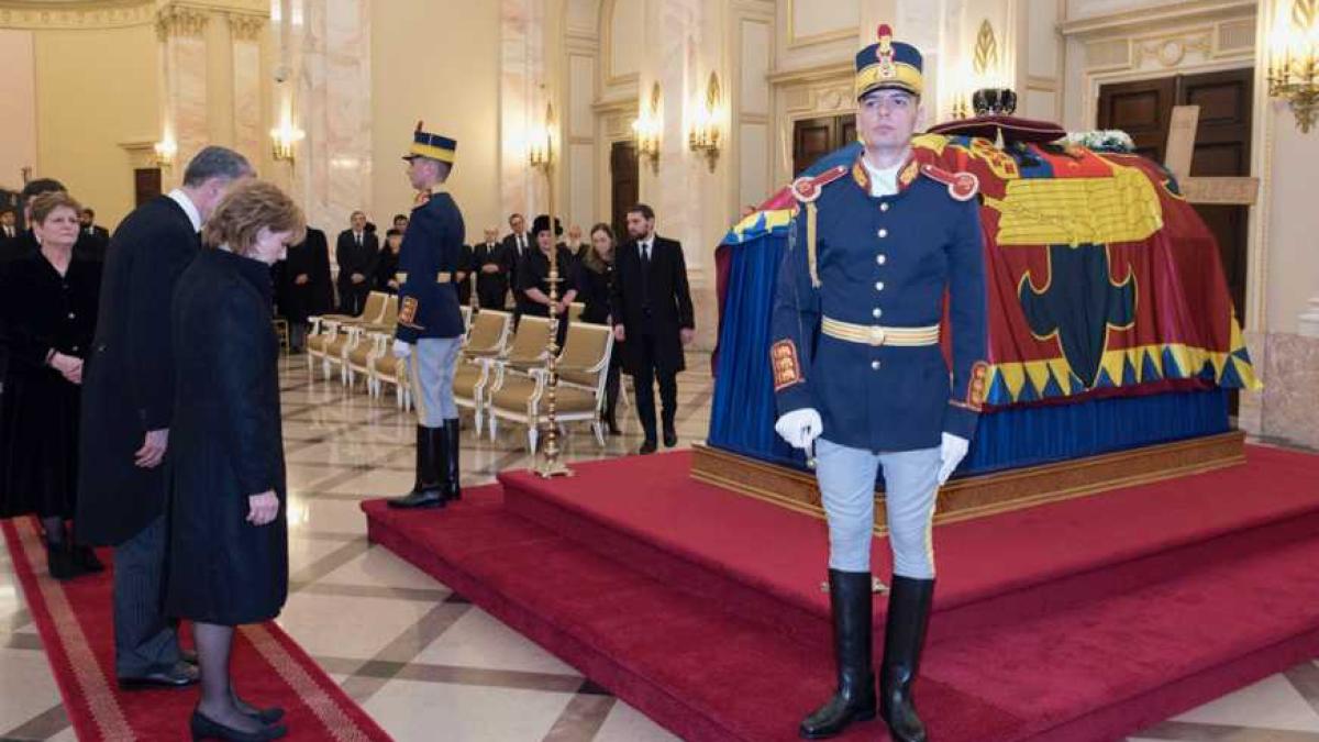 sicriu_rege_palatul_regal_sala_tronului_04815000