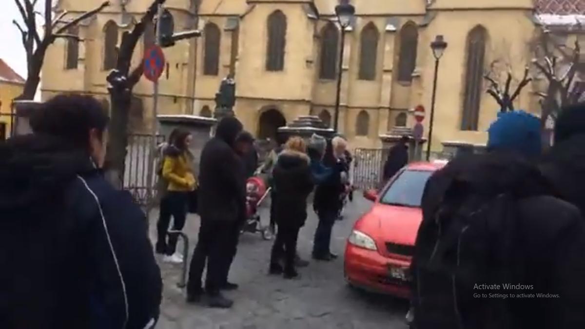 protest psd sibiu o masina a fostat trecerea prin multimea de oameni