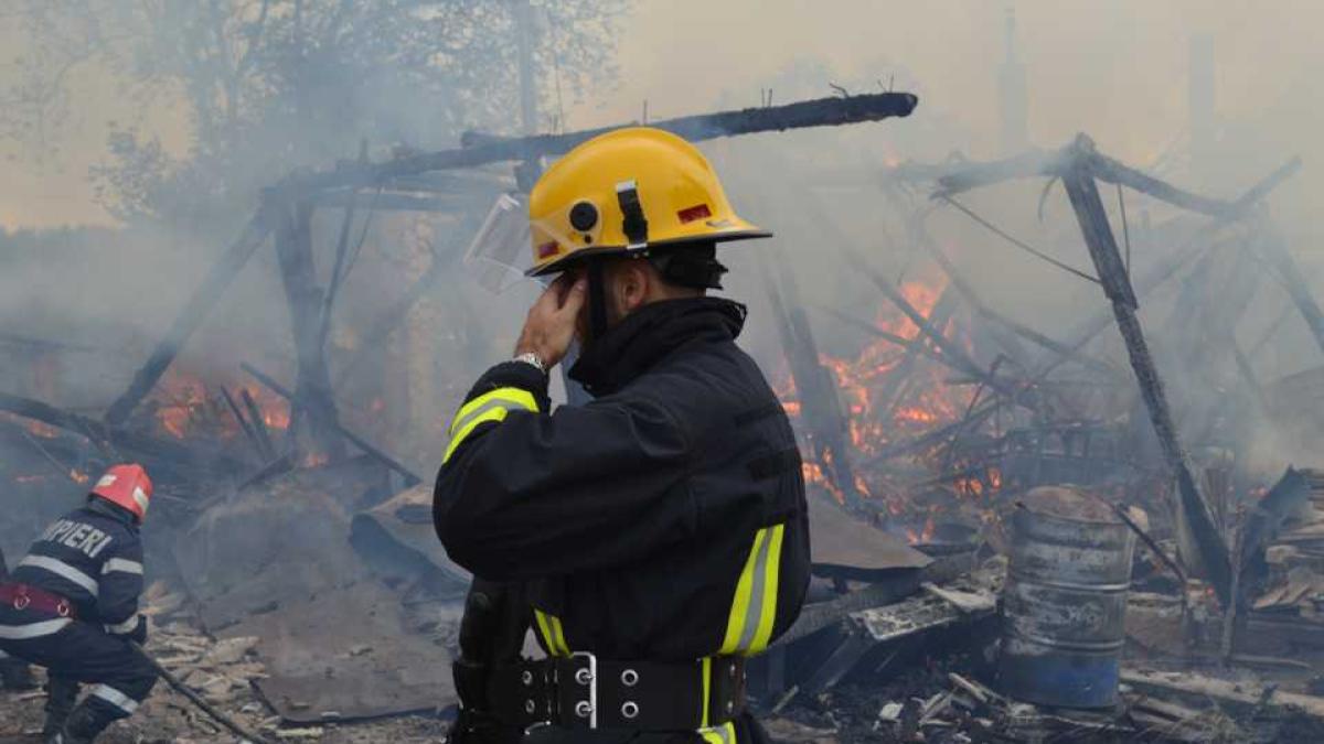 incendiu_pompieri_fum_lemne_94856900