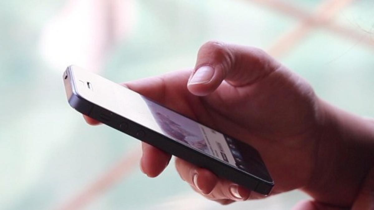 women_using_touch_screen_smartphone_590x300_03337500