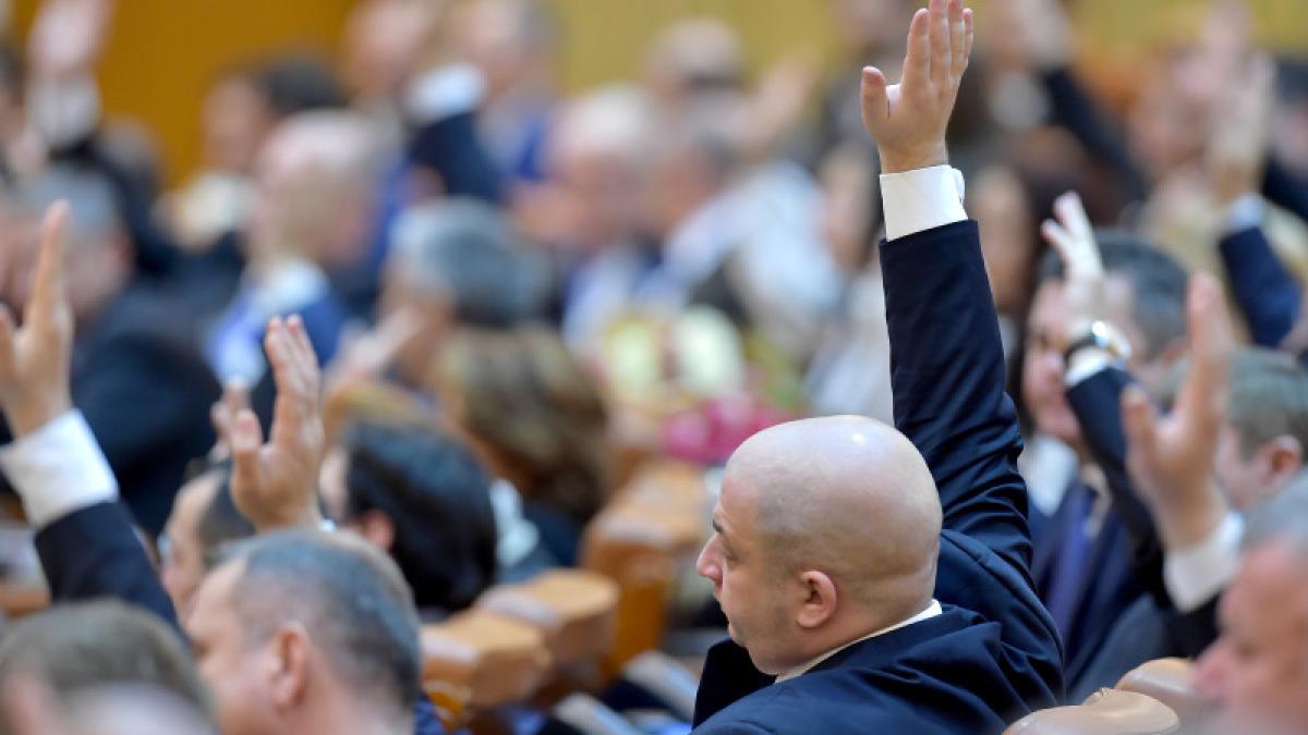 vot_parlament_27251300