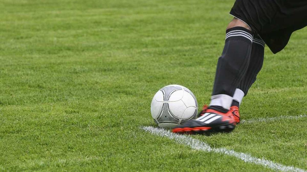 fotbal_teren_fotbalist_meci_26502200