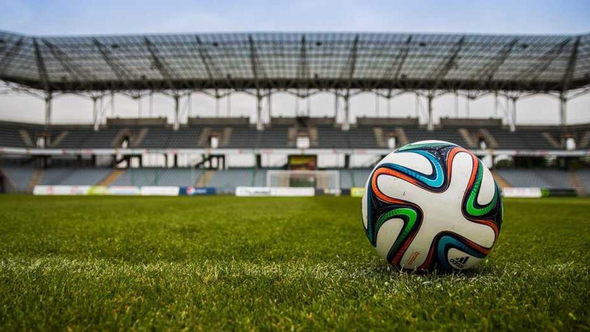 fotbal_teren_fotbalist_meci_minge2_20003700