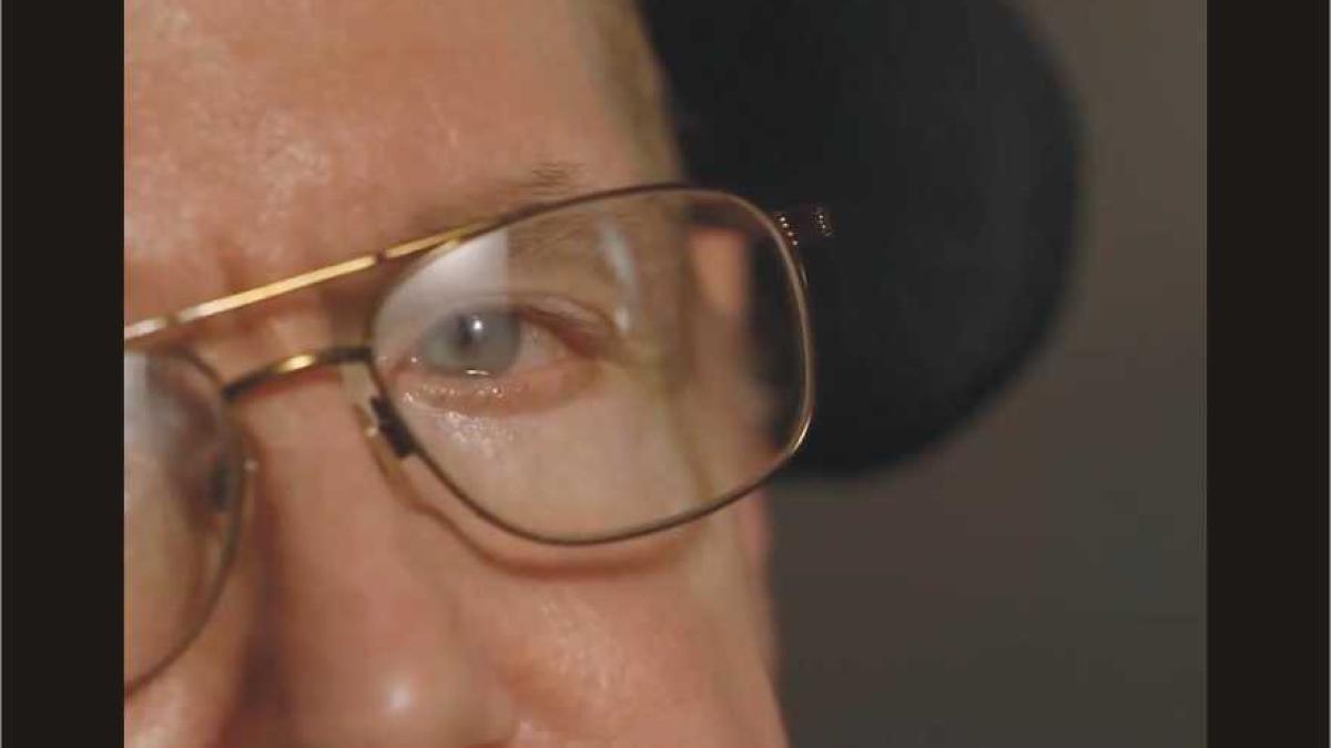 stephen_hawking_ochi_12542300