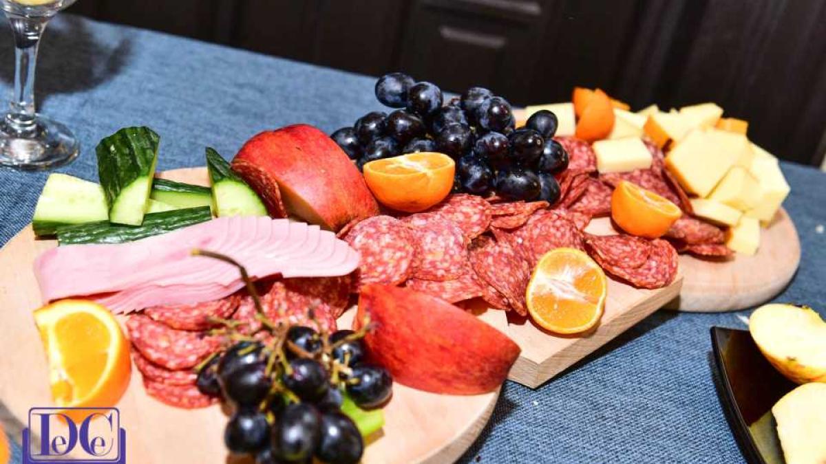 bufet_suedez_mancare_platou_rustic_53311500