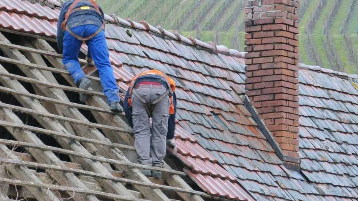 acoperis_muncitori_constructii_reparatii_casa_53062500