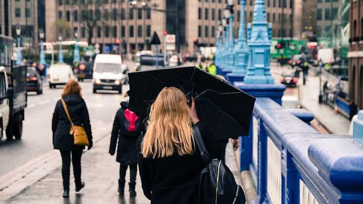 vremea_meteo_ploi_oras_umbrela_17303100