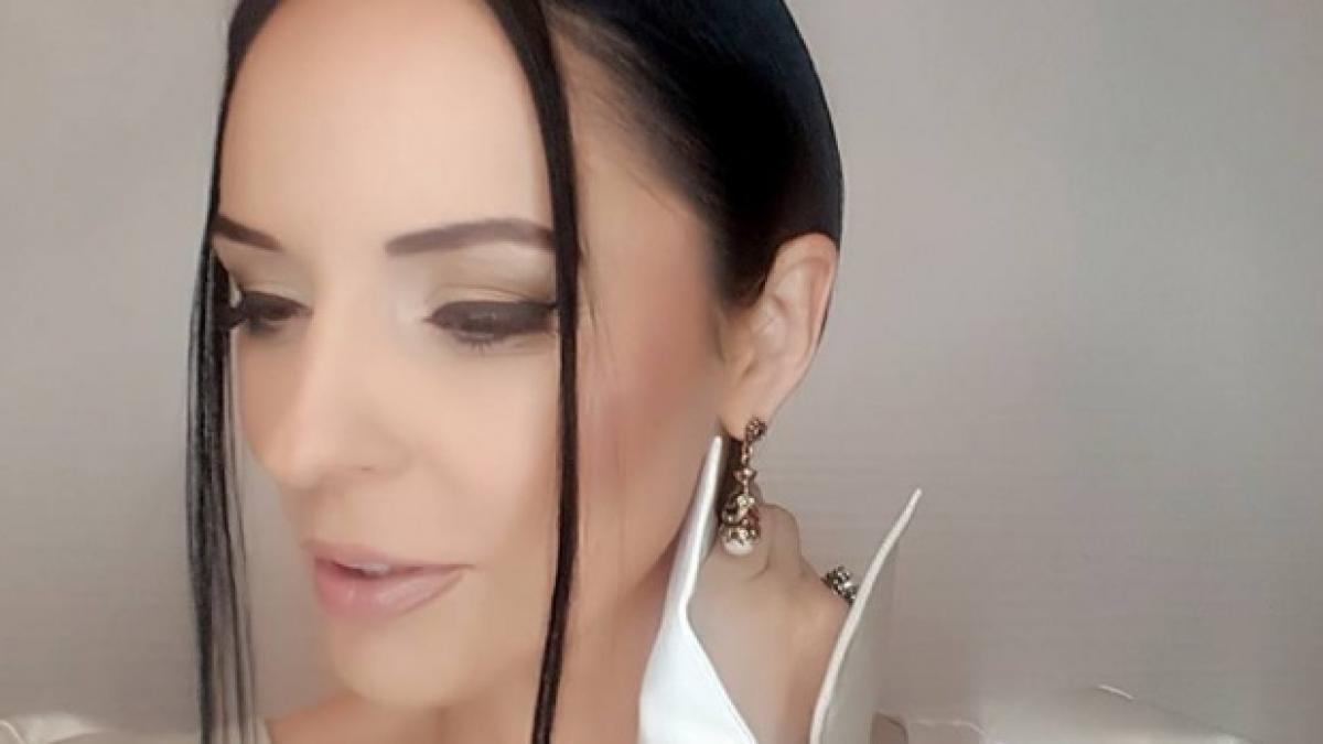 andreea_marin_intr_o_ipostaza_inedita_vedeta_a_aparut_cu_un_cucui_urias_in_frunte_518254_49877300