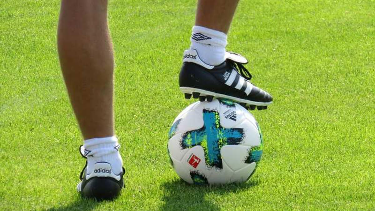 fotbal_gazon_teren_minge_07471500