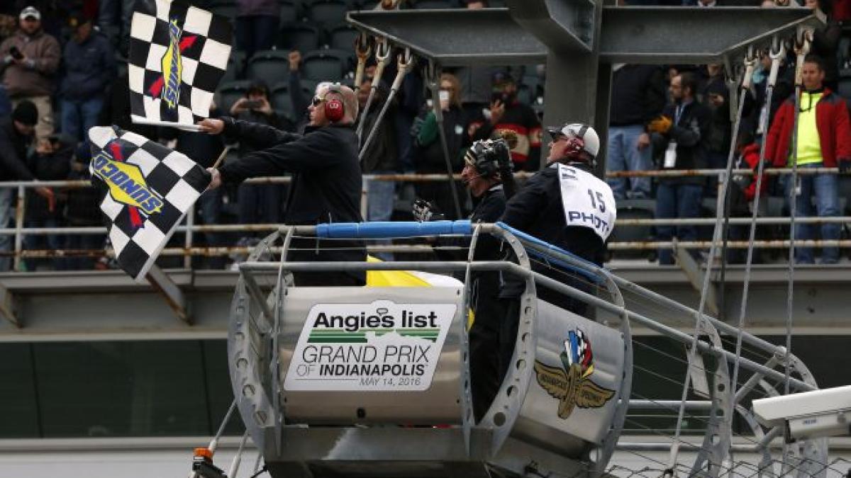 636056705425111809_indygp_checkflag_85077300