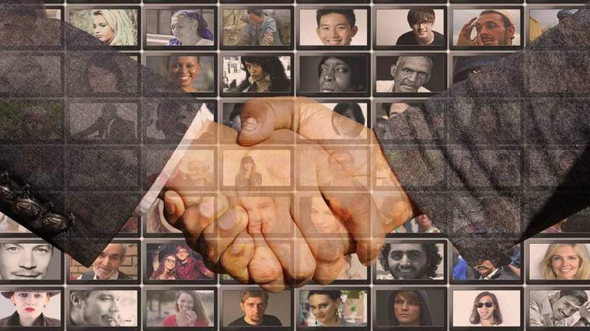 minoritati_strangere_mana_92696900