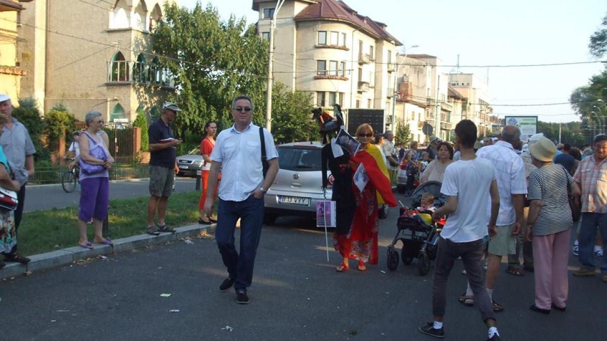 multime_oameni_vreme_37158000