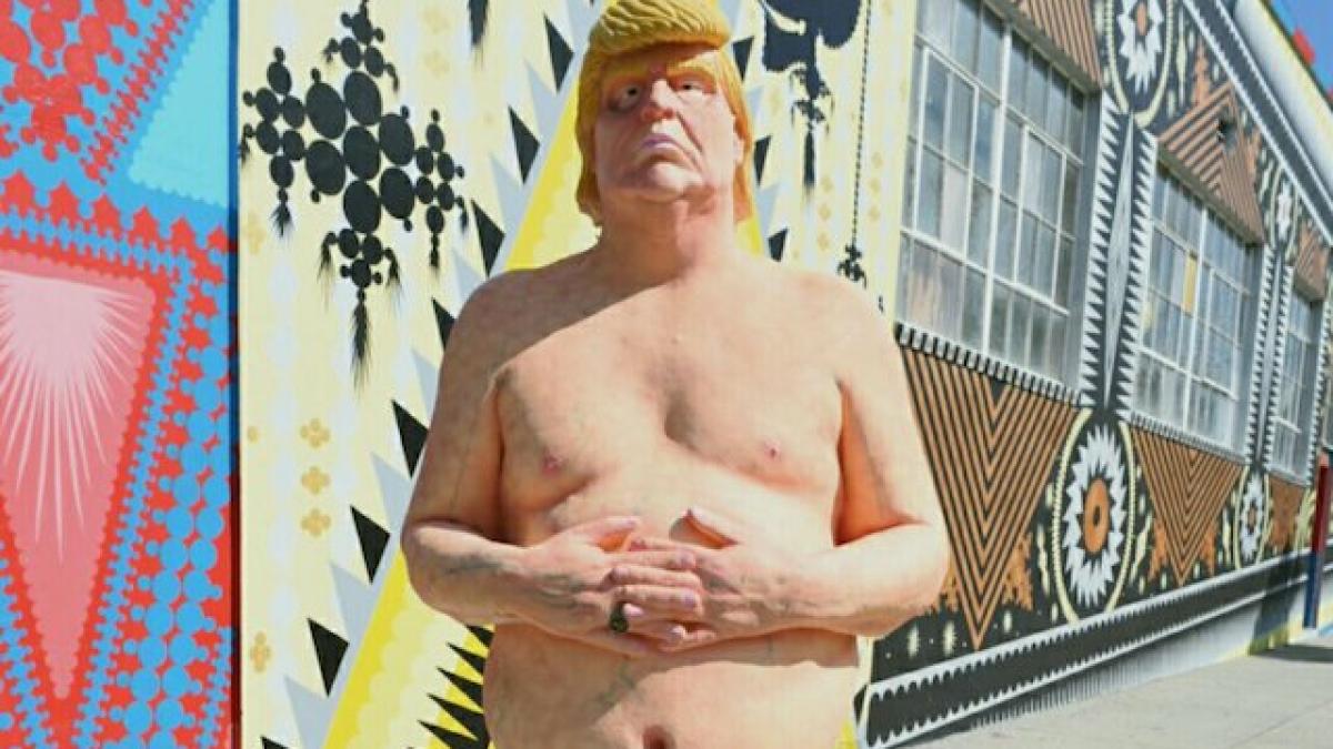 donald_trump_statuie_dezbracat_burtos_72741100