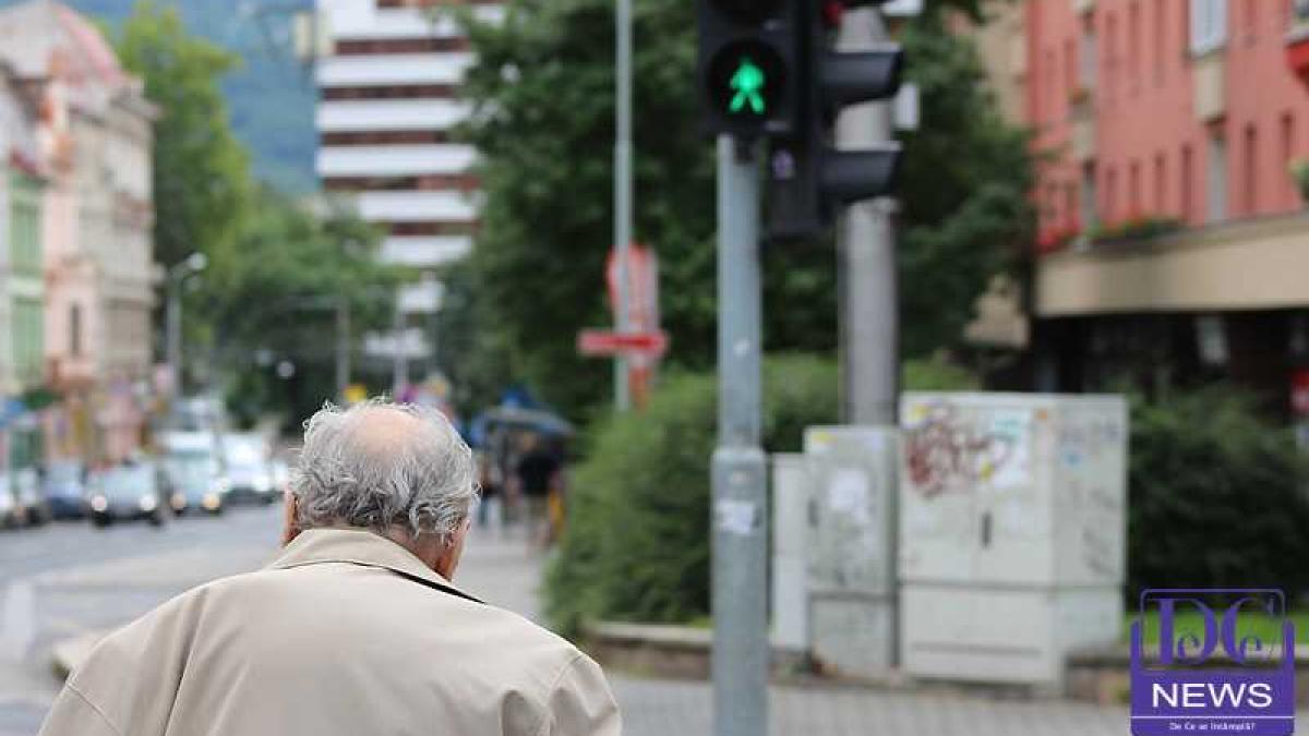 batran_semafor_strada_intersectie_49517700