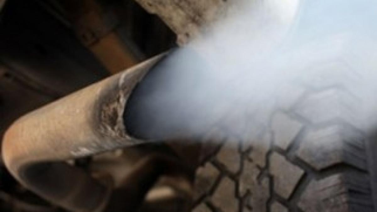 atunci-cand-din-teava-de-esapament-iese-fum-alb_1281537656