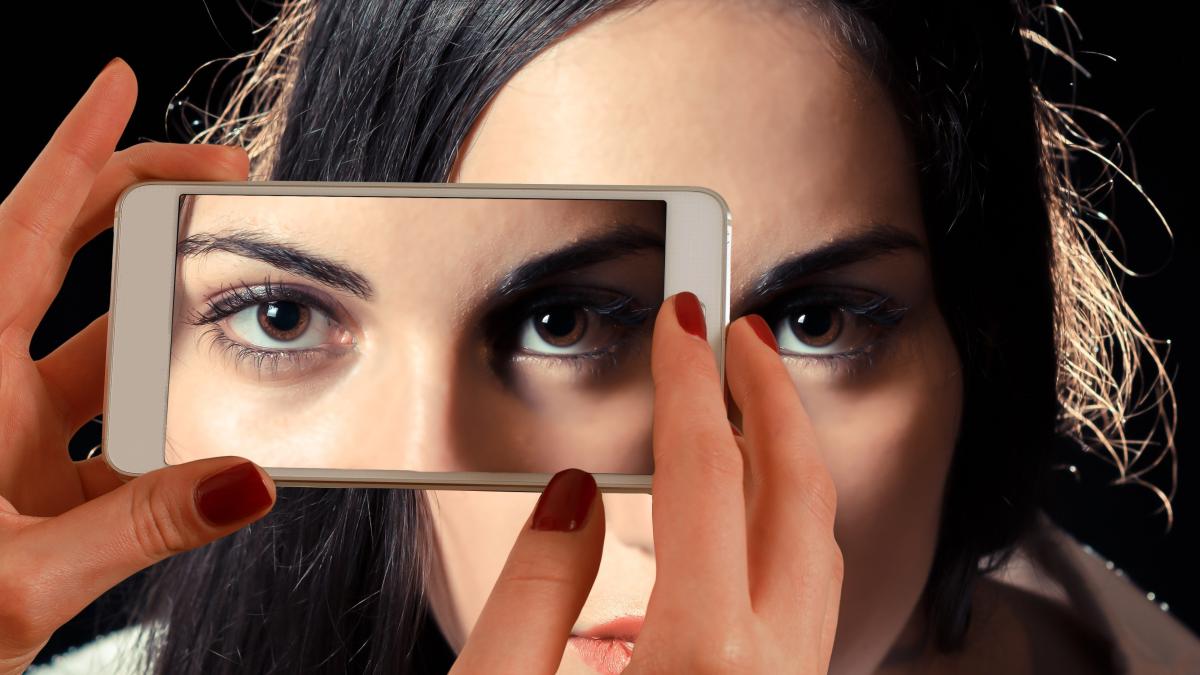 ochi_telefon_02358200