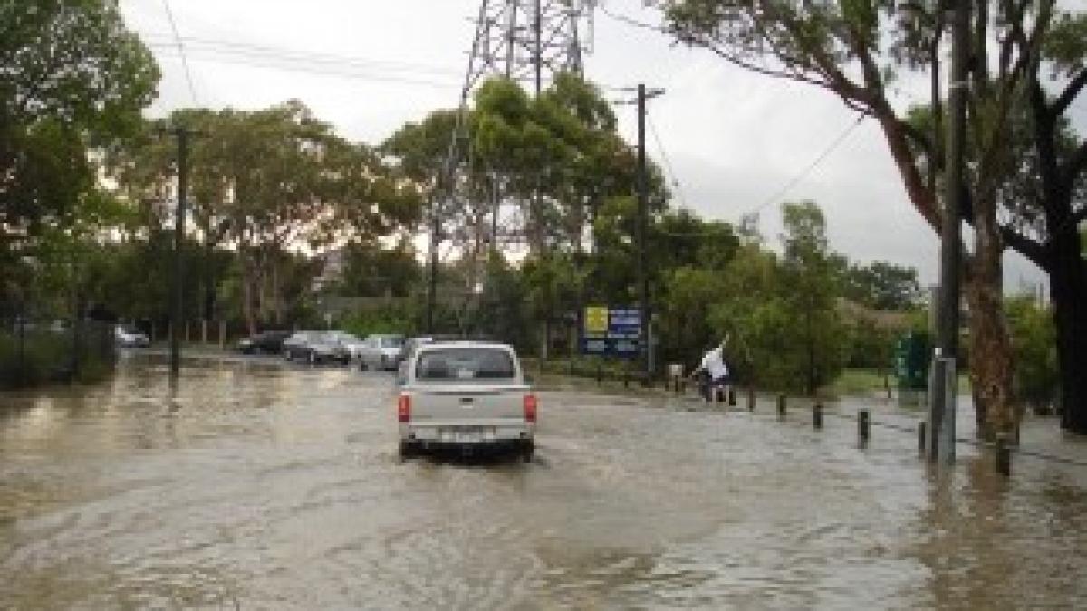 Driving_through_flash_flood