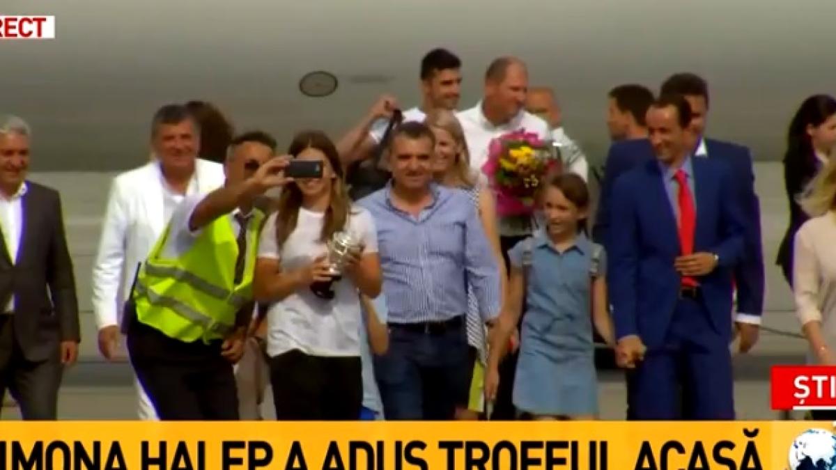 simona_halep_selfie_77924400