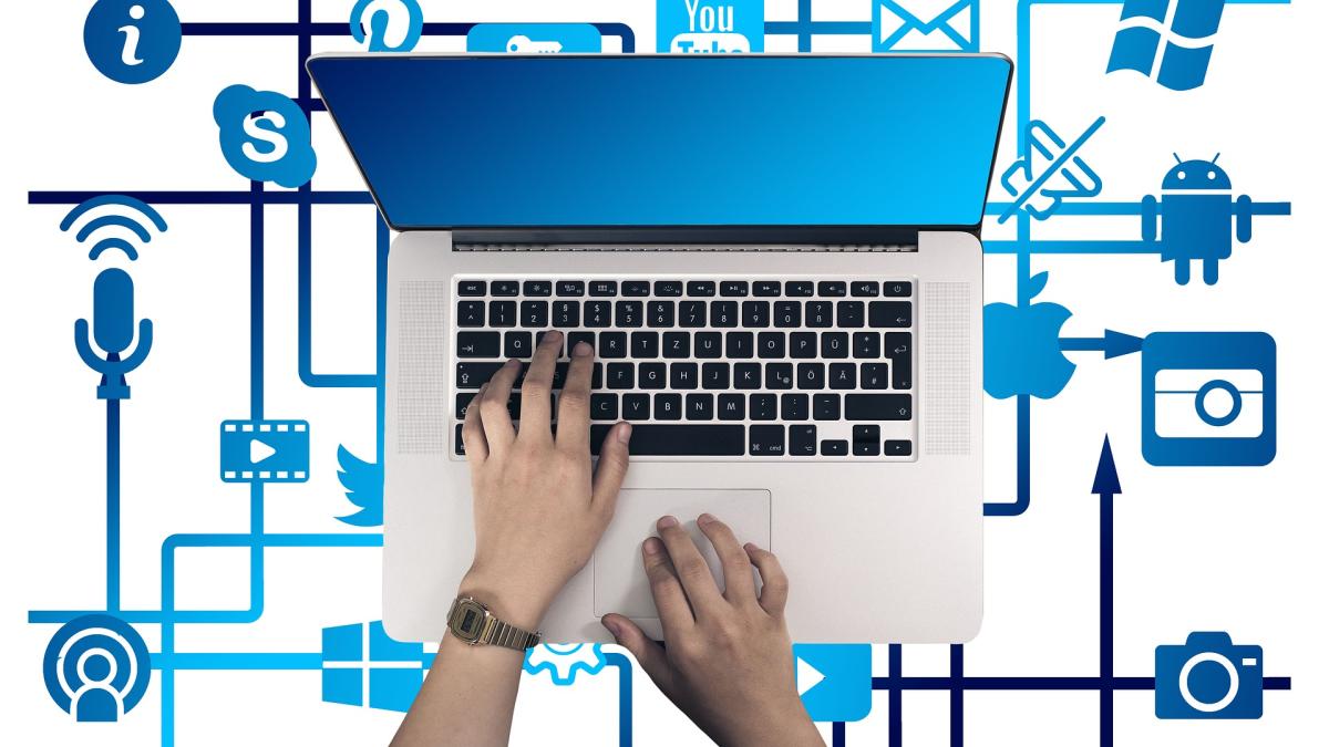 facebook_laptop_mac_book_pro_27319200