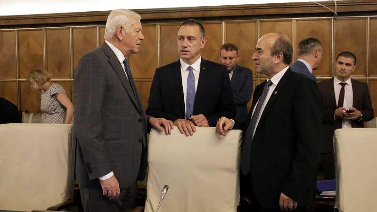 guvern_toader_melescanu_fifor_61818900