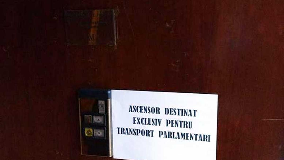 lift_parlament_restrictionat_27843700