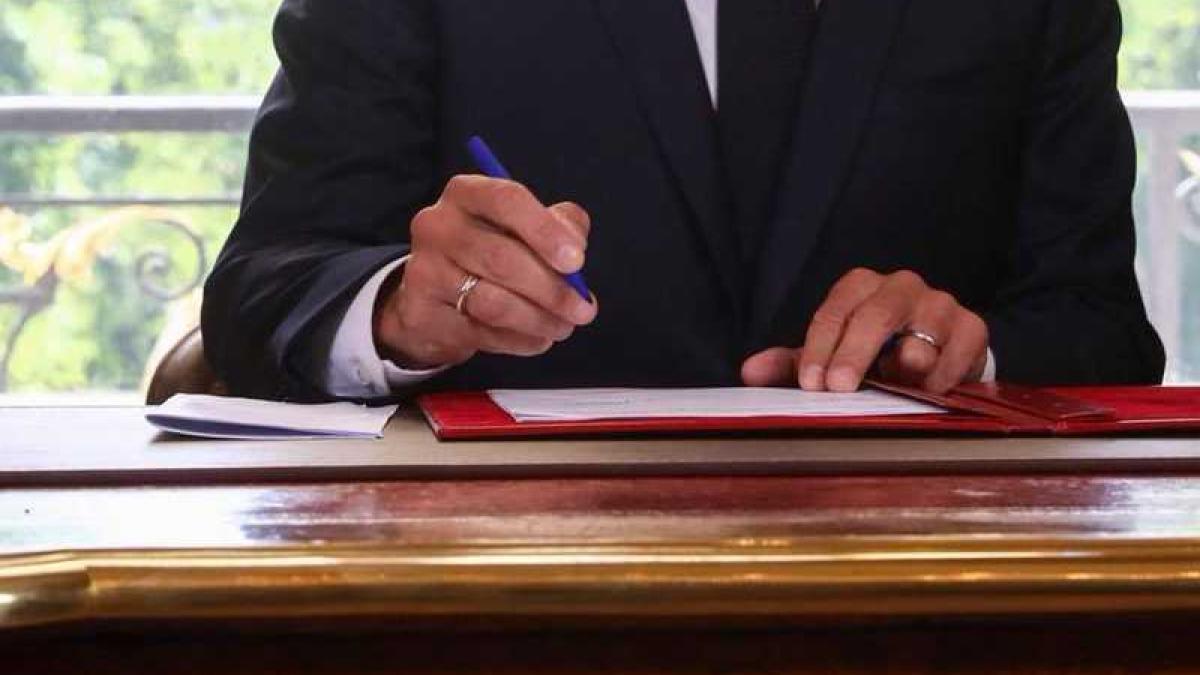 macron_semnatura_79135400