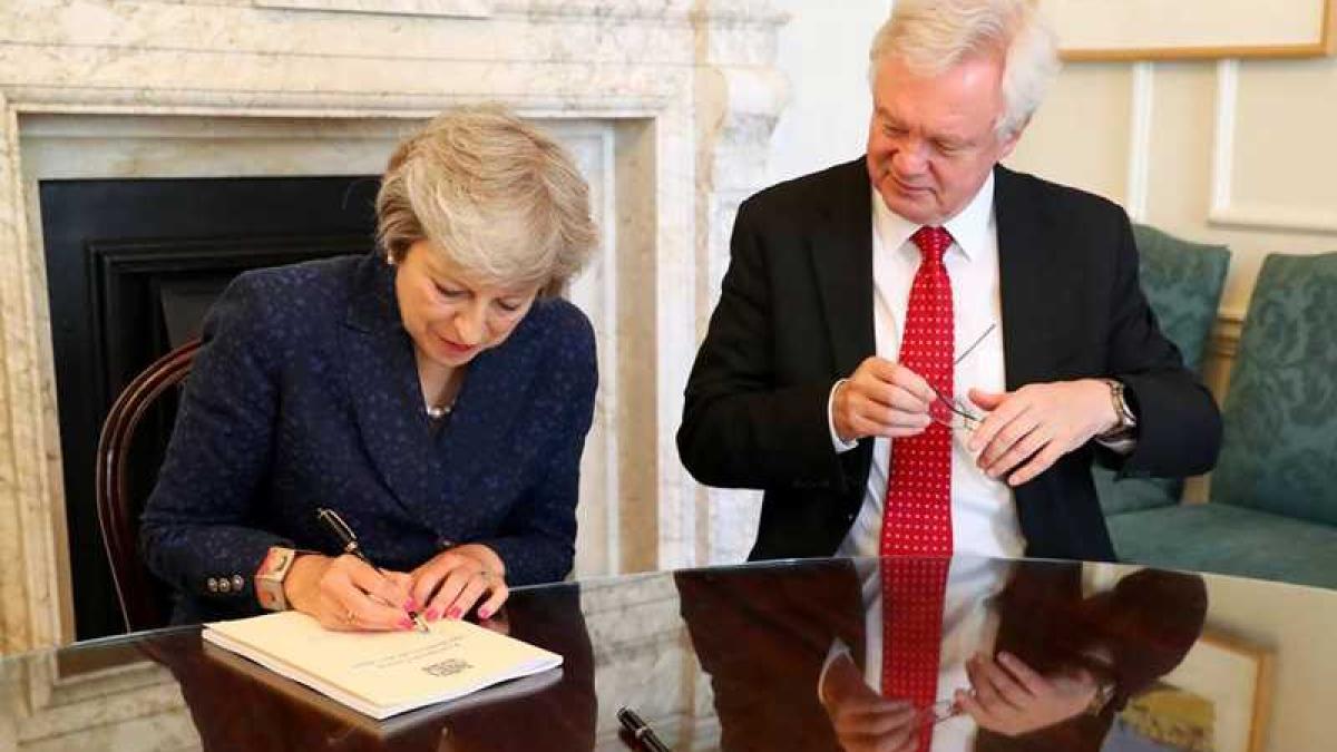 theresa_may_david_davis_20030300