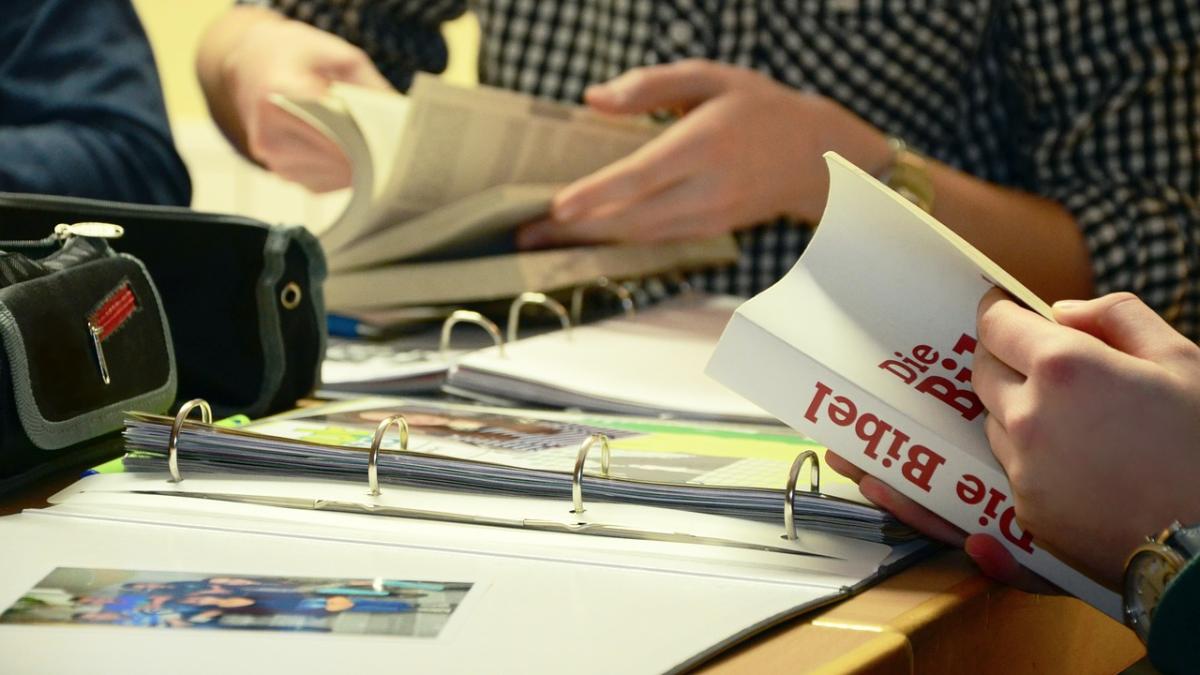 bible_1216063_1280_26541500