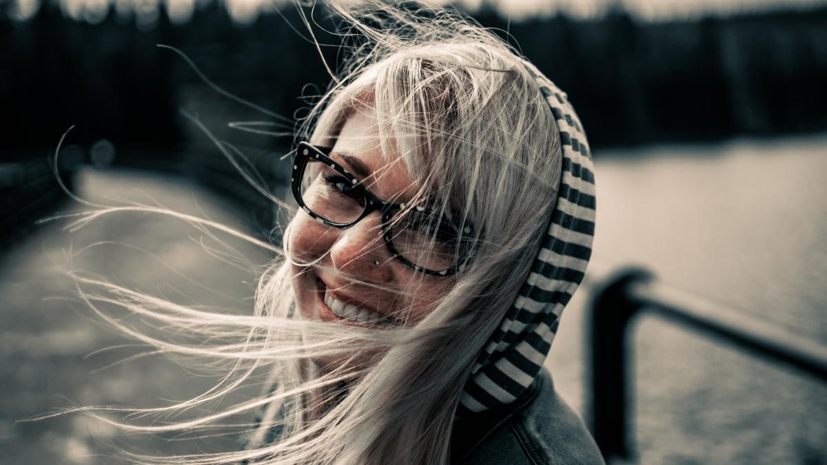 femeie_par_alb_20839700