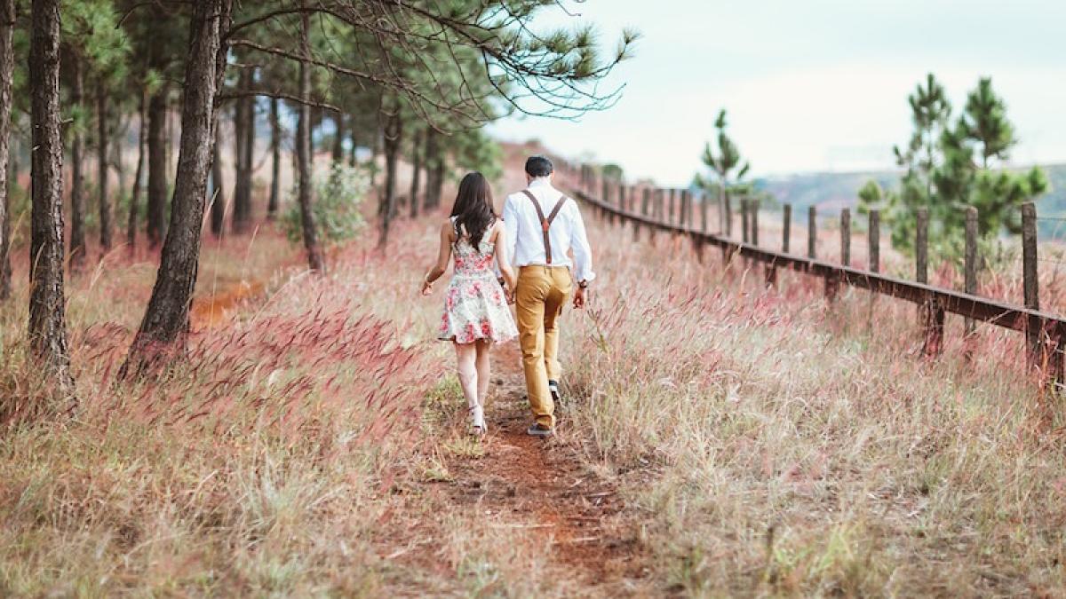 cuplu_padure_tineri_80362500