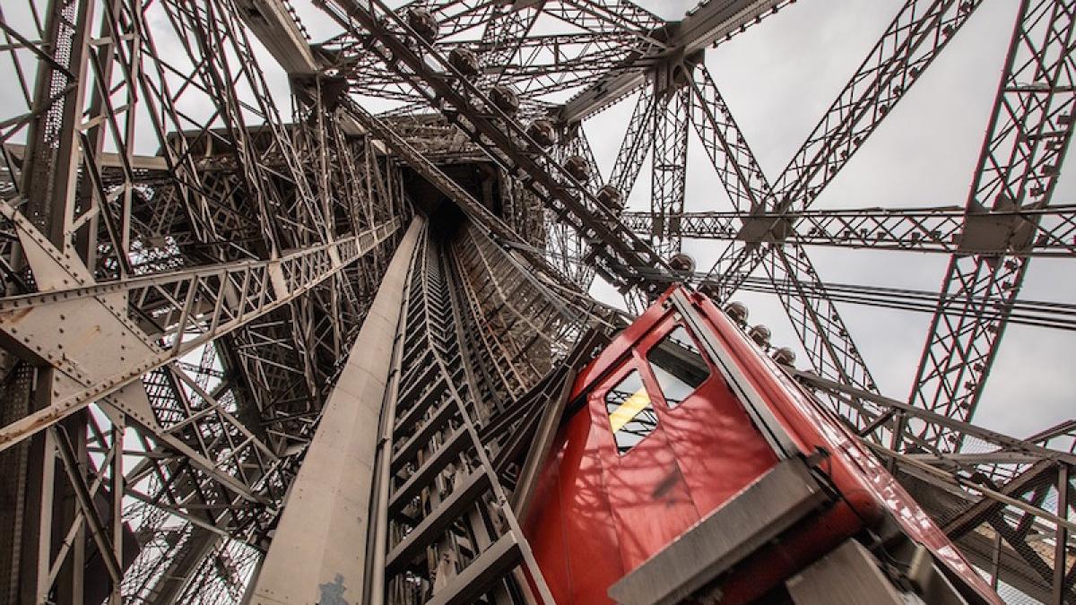 turnul_eiffel_lift_10812200