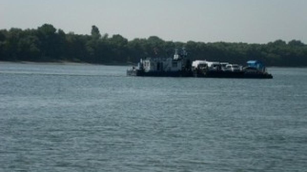 trecere-cu-bacul-dunare