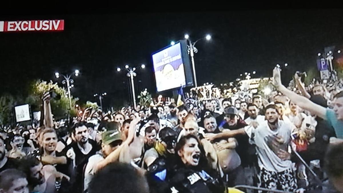 femeia_jandarm_10872200