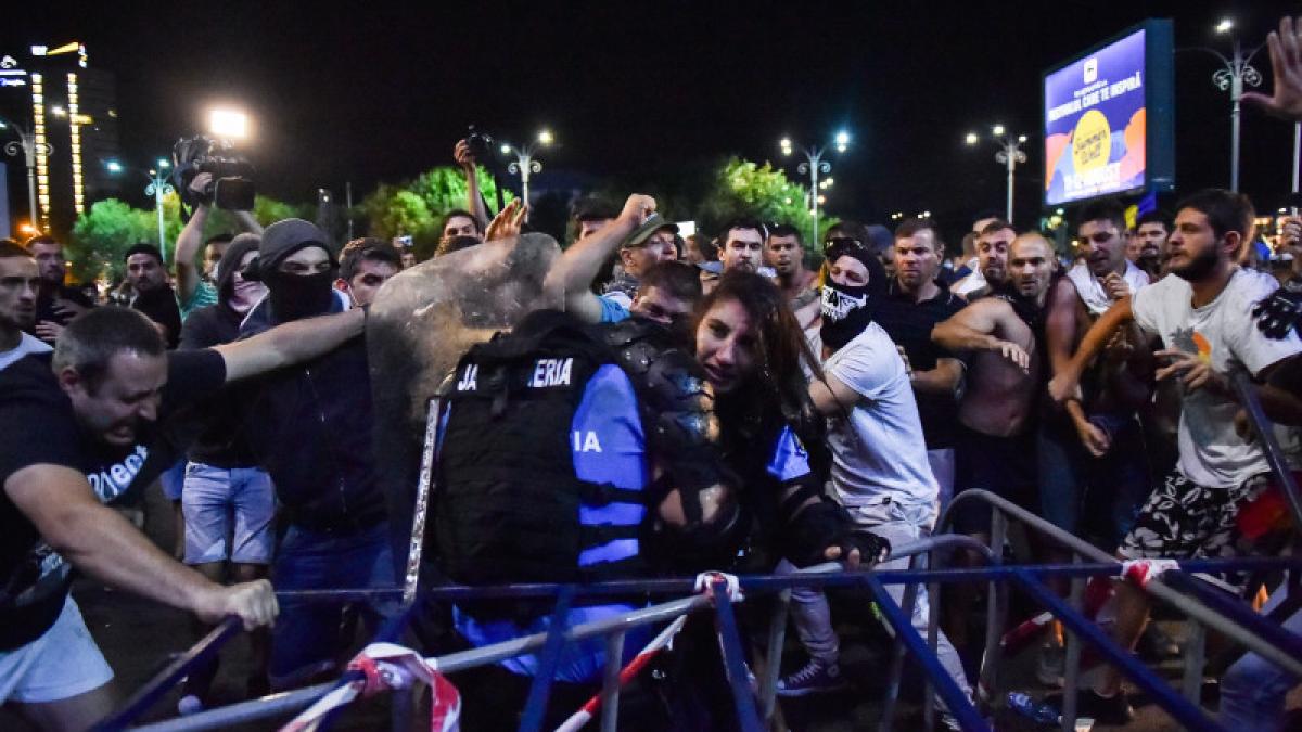 femeie_jandarm_batuta_13695400