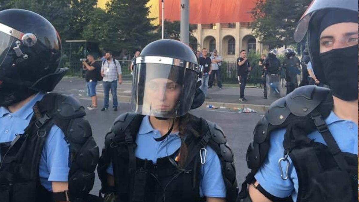 femeia_jandarm_03784400