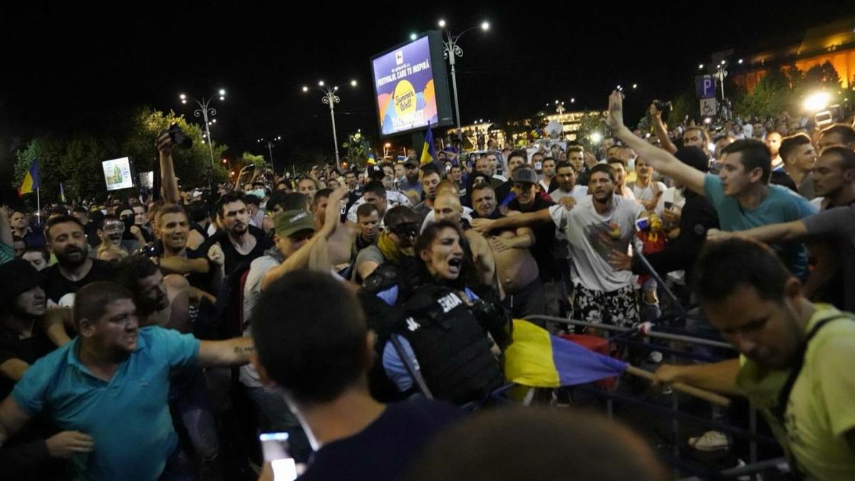 femeia_jandarm_batuta_71795700