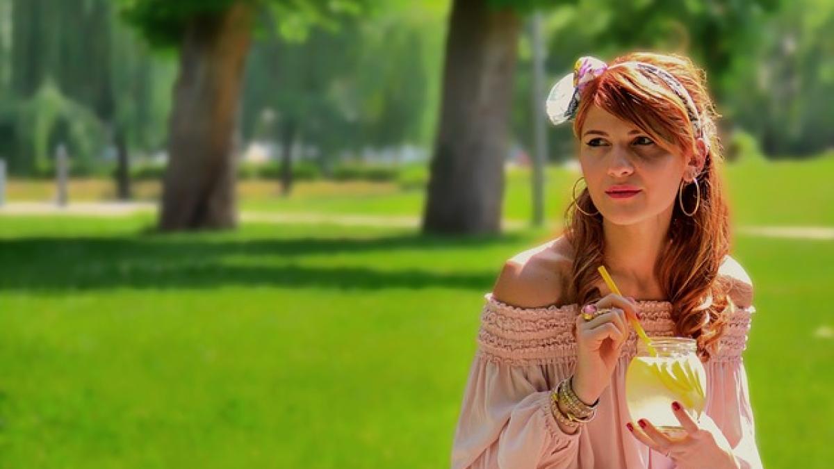 femeia_limonada_apa_26416000